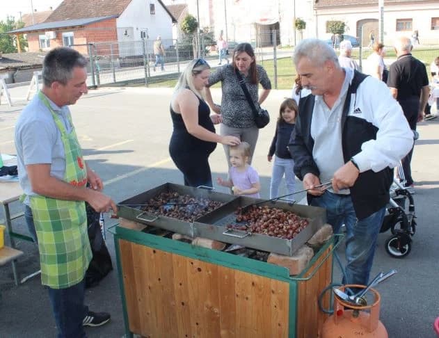 Na Gradskoj tržici u pleternici održane manifestacije Jesenski sajam i 16. Kestenijada /FOTO/