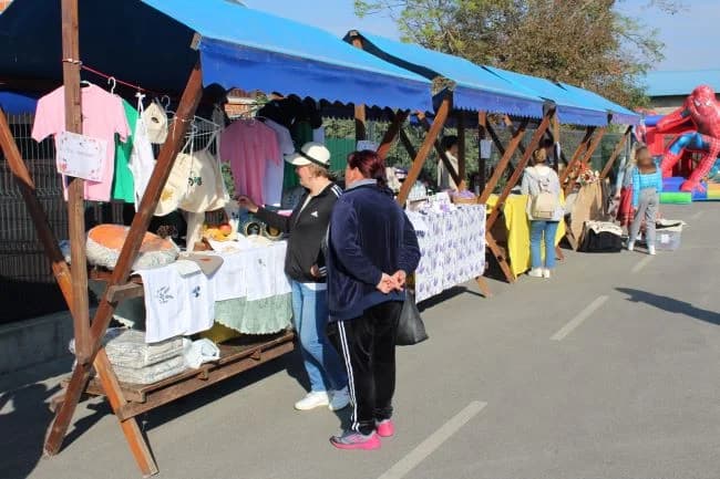 Na Gradskoj tržici u pleternici održane manifestacije Jesenski sajam i 16. Kestenijada /FOTO/