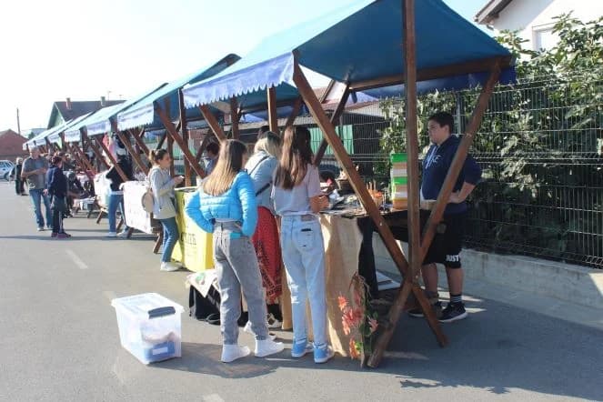 Na Gradskoj tržici u pleternici održane manifestacije Jesenski sajam i 16. Kestenijada /FOTO/