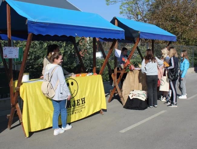 Na Gradskoj tržici u pleternici održane manifestacije Jesenski sajam i 16. Kestenijada /FOTO/