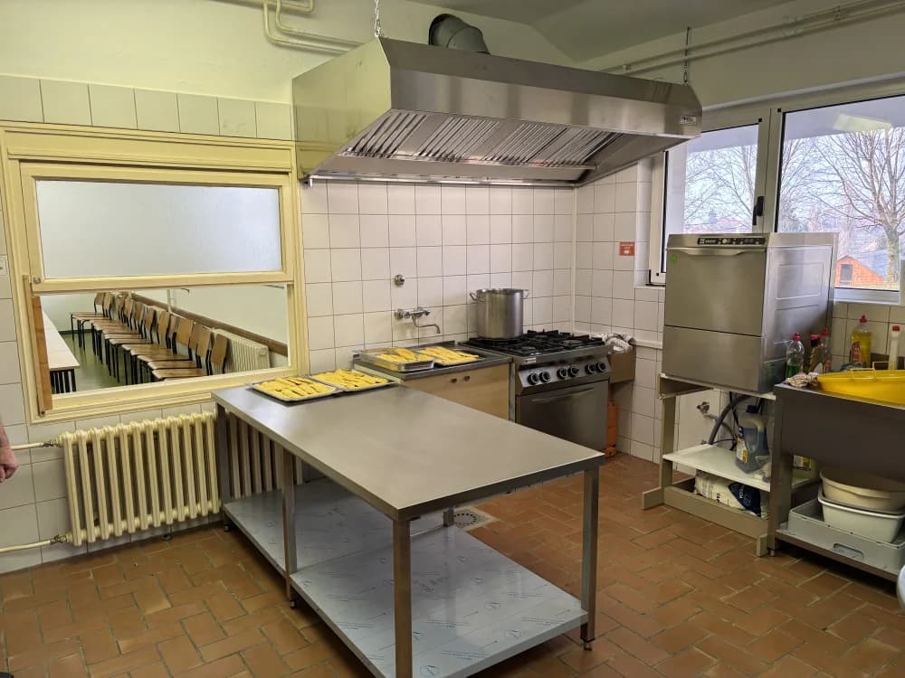 Biškupačka udruga mladih donirala područnoj školi kuhinjski stol