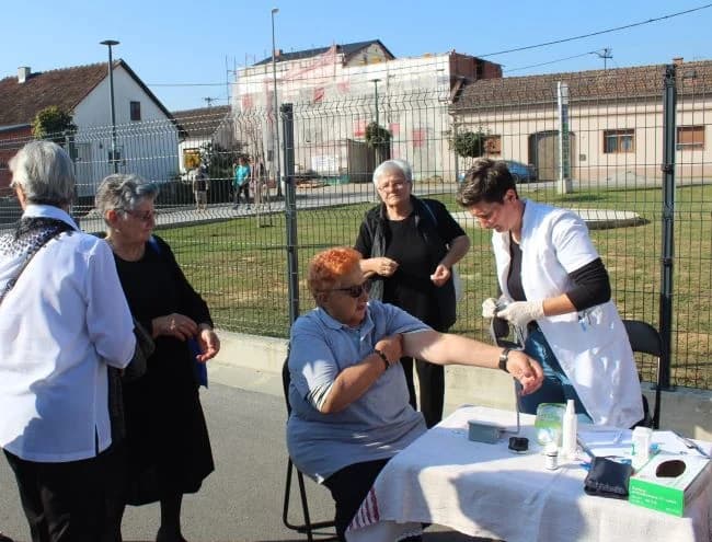Na Gradskoj tržici u pleternici održane manifestacije Jesenski sajam i 16. Kestenijada /FOTO/
