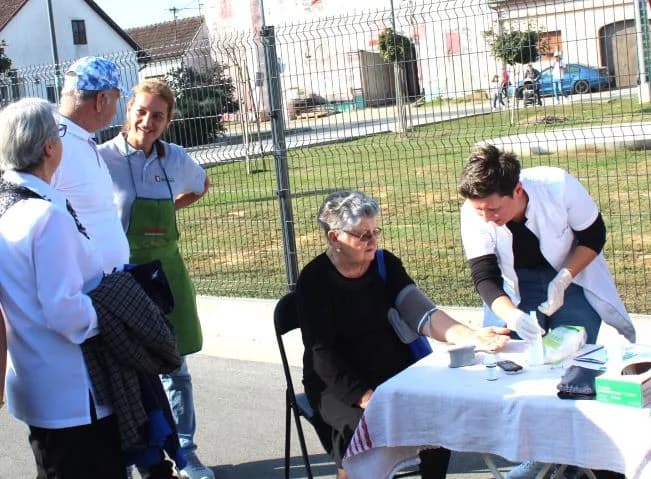 Na Gradskoj tržnici u Pleternici održane manifestacije Jesenski sajam i 16. Kestenijada /FOTO/