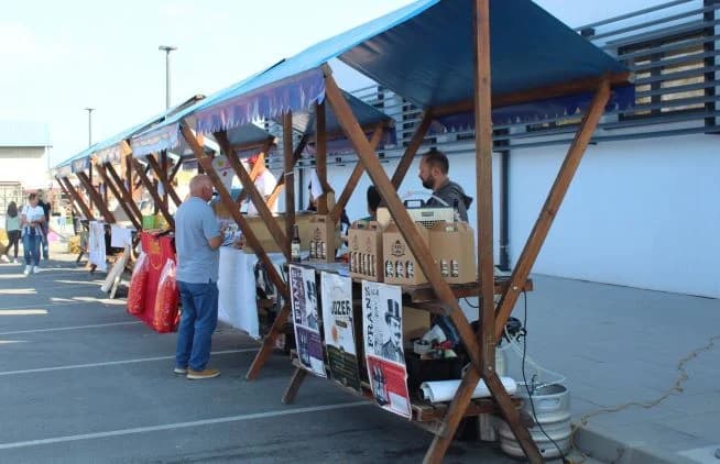 Na Gradskoj tržnici u Pleternici održane manifestacije Jesenski sajam i 16. Kestenijada /FOTO/