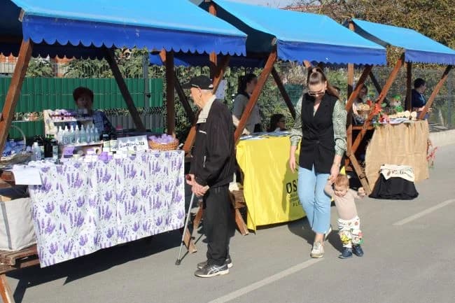 Na Gradskoj tržnici u Pleternici održane manifestacije Jesenski sajam i 16. Kestenijada /FOTO/