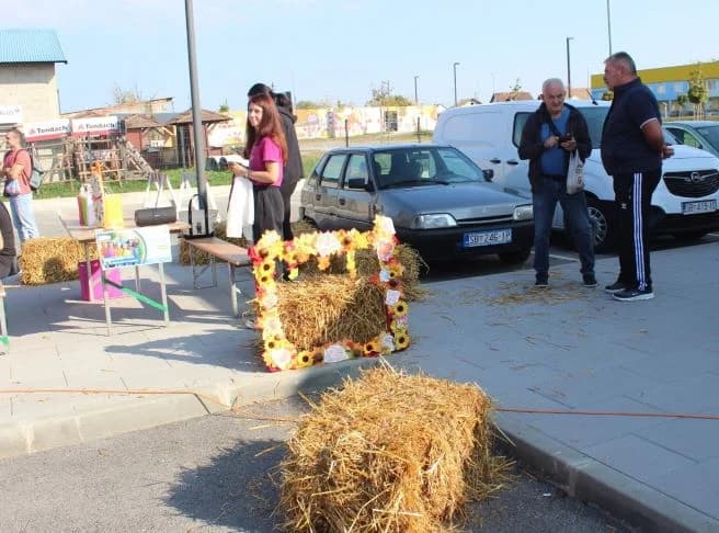 Na Gradskoj tržnici u Pleternici održane manifestacije Jesenski sajam i 16. Kestenijada /FOTO/
