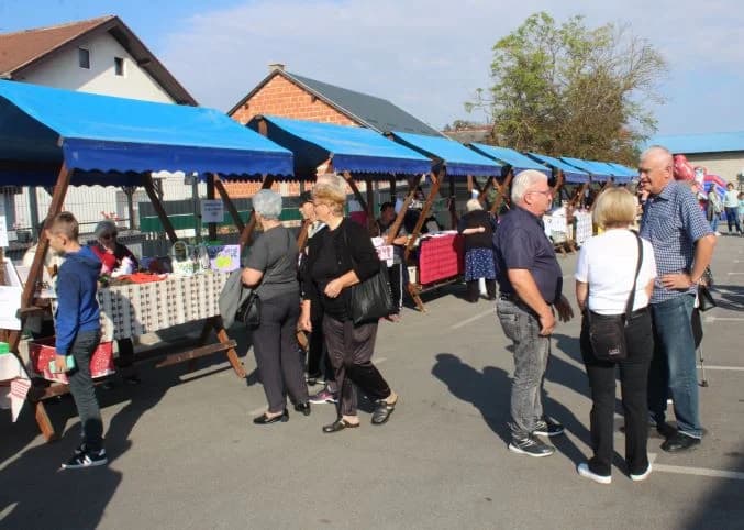 Na Gradskoj tržnici u Pleternici održane manifestacije Jesenski sajam i 16. Kestenijada /FOTO/