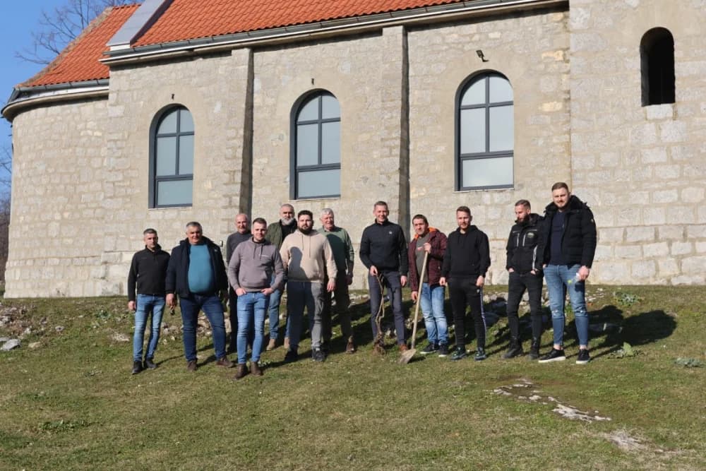Trsovi koji spajaju: Kotorvarošani naseljeni u kutjevačkom kraju sa danas svojim gradonačelnikom Josipom Budimirom posadili lozu u rodnoj grudi!