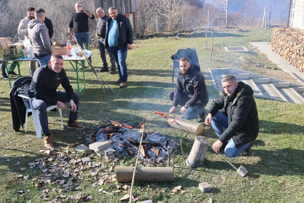 Trsovi koji spajaju: Kotorvarošani naseljeni u kutjevačkom kraju sa danas svojim gradonačelnikom Josipom Budimirom posadili lozu u rodnoj grudi!