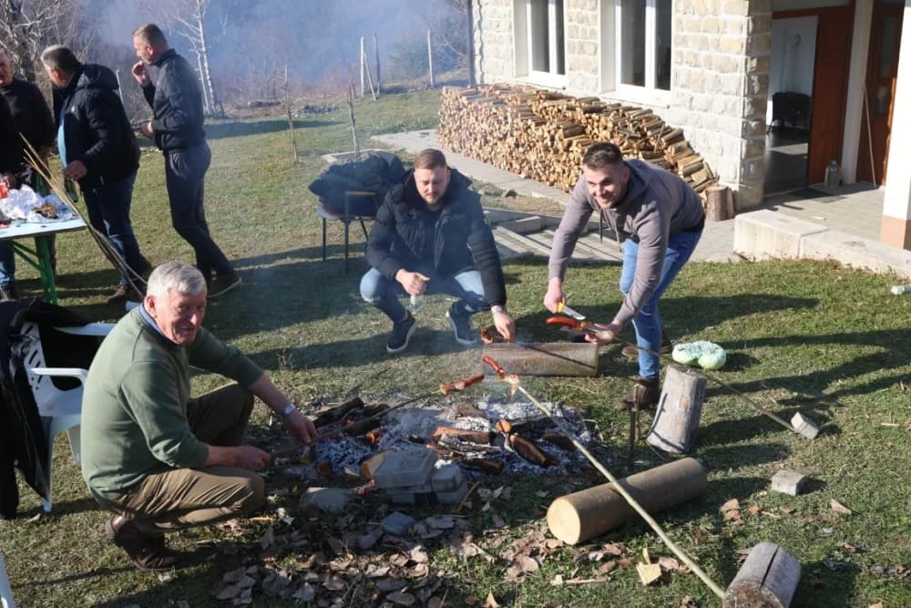 Trsovi koji spajaju: Kotorvarošani naseljeni u kutjevačkom kraju sa danas svojim gradonačelnikom Josipom Budimirom posadili lozu u rodnoj grudi!