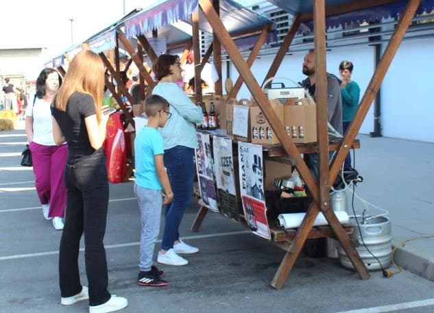 Na Gradskoj tržnici u Pleternici održane manifestacije Jesenski sajam i 16. Kestenijada /FOTO/
