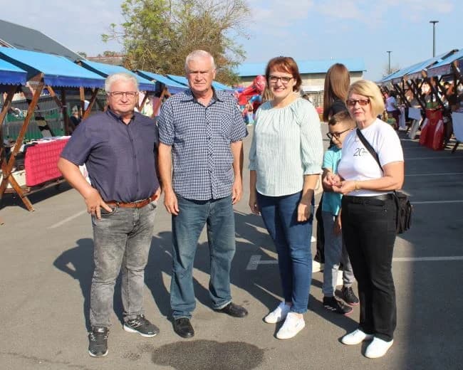 Na Gradskoj tržnici u Pleternici održane manifestacije Jesenski sajam i 16. Kestenijada /FOTO/