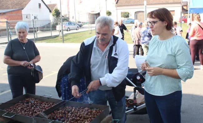 Na Gradskoj tržnici u Pleternici održane manifestacije Jesenski sajam i 16. Kestenijada /FOTO/