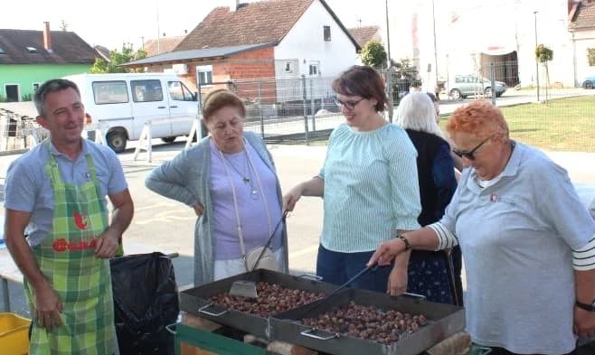 Na Gradskoj tržnici u Pleternici održane manifestacije Jesenski sajam i 16. Kestenijada /FOTO/