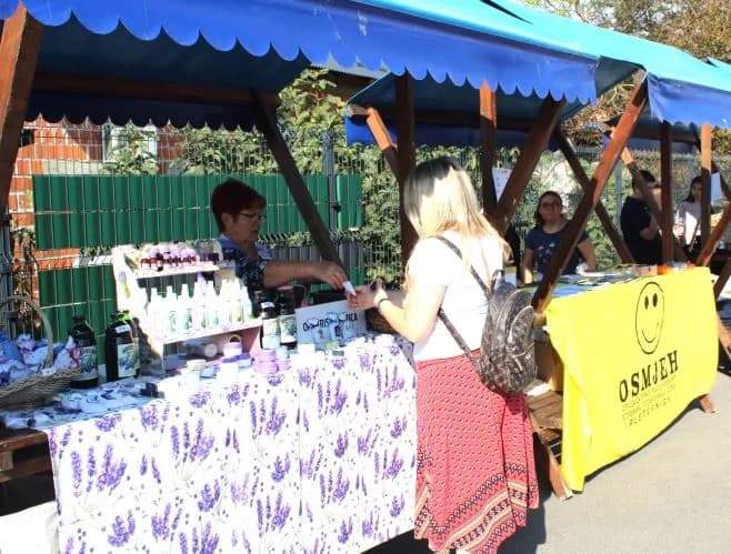 Na Gradskoj tržnici u Pleternici održane manifestacije Jesenski sajam i 16. Kestenijada /FOTO/