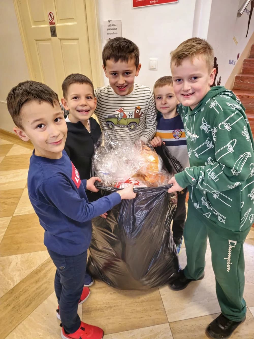 Učenici 1. b razreda Katoličke osnovne škole darivali svoje plišace Odjel pedijatrije požeške bolnice