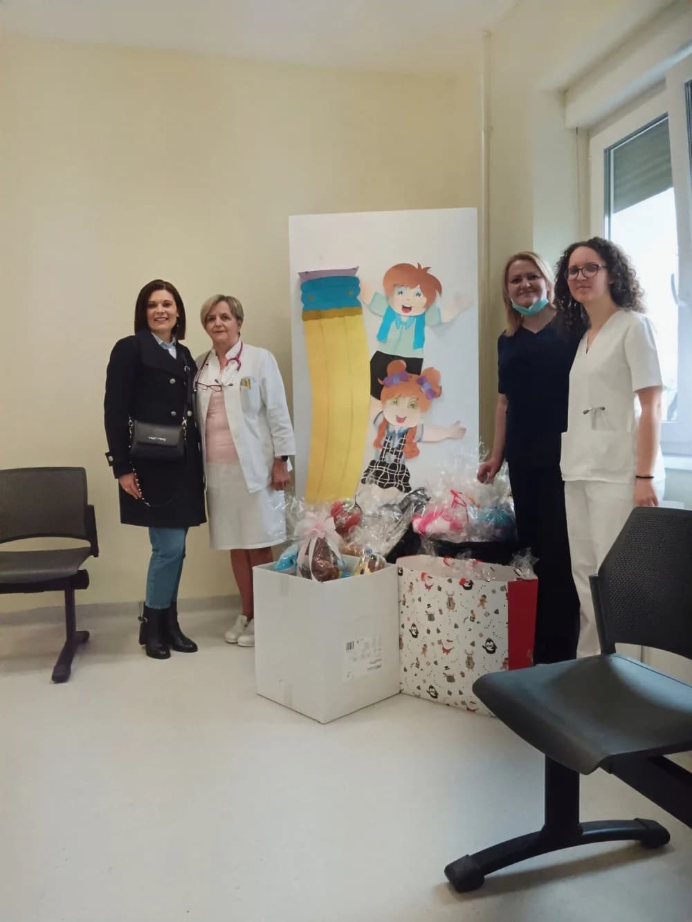 Učenici 1. b razreda Katoličke osnovne škole darivali svoje plišace Odjel pedijatrije požeške bolnice