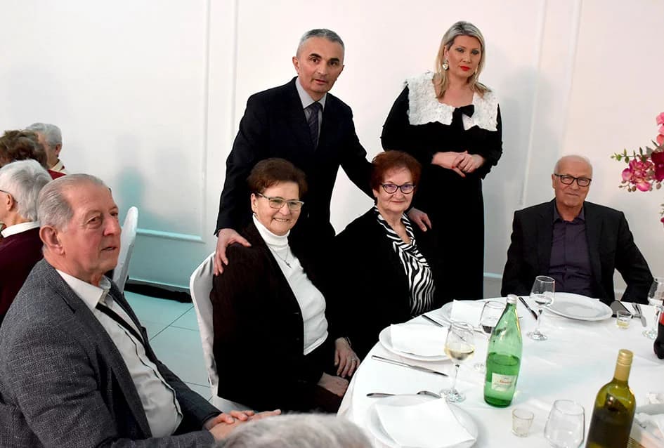 Starije generacije sa 50 i više godina zajedničkog bračnog života proslavile Valentinovo u organizaciji Grada Požege
