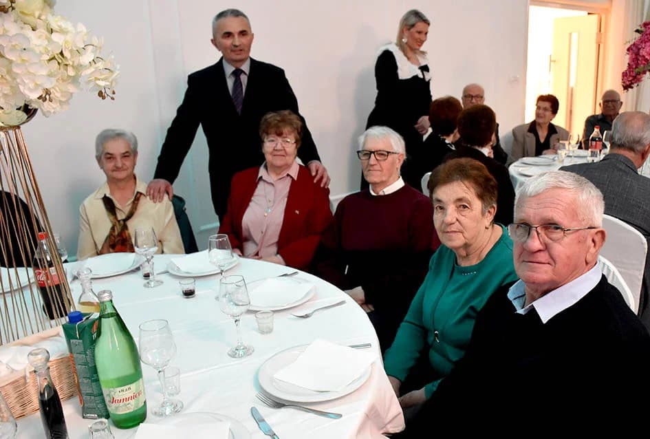 Starije generacije sa 50 i više godina zajedničkog bračnog života proslavile Valentinovo u organizaciji Grada Požege