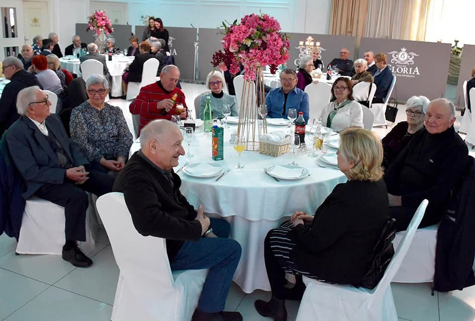 Starije generacije sa 50 i više godina zajedničkog bračnog života proslavile Valentinovo u organizaciji Grada Požege