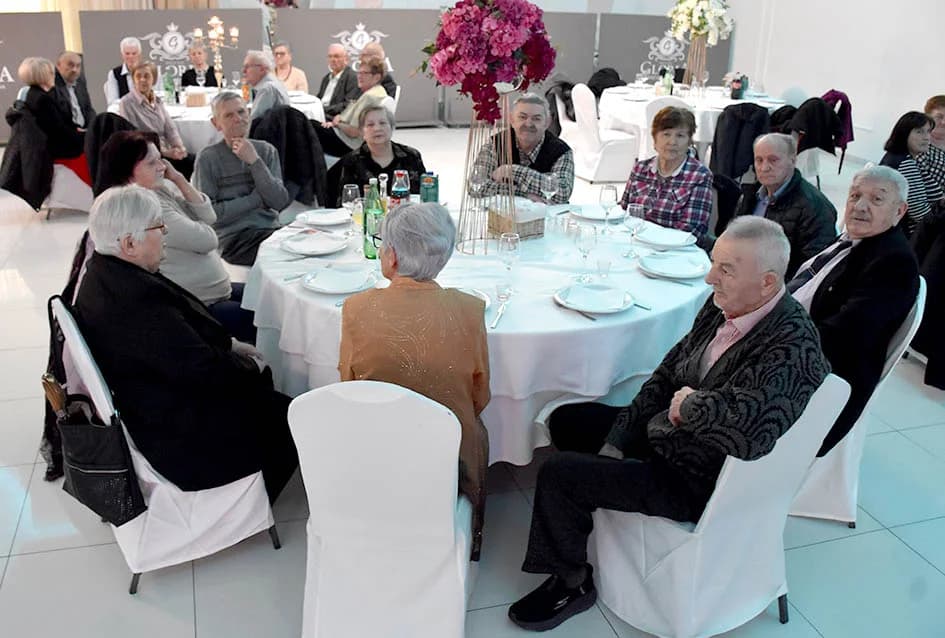 Starije generacije sa 50 i više godina zajedničkog bračnog života proslavile Valentinovo u organizaciji Grada Požege