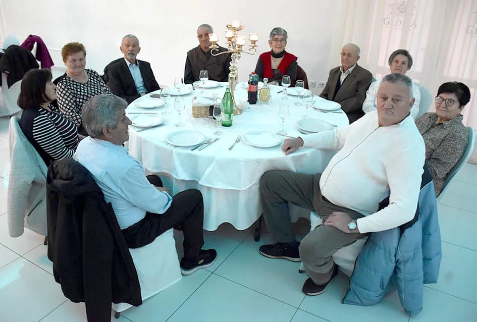 Starije generacije sa 50 i više godina zajedničkog bračnog života proslavile Valentinovo u organizaciji Grada Požege