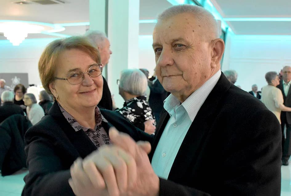 Starije generacije sa 50 i više godina zajedničkog bračnog života proslavile Valentinovo u organizaciji Grada Požege