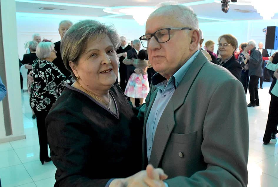 Starije generacije sa 50 i više godina zajedničkog bračnog života proslavile Valentinovo u organizaciji Grada Požege