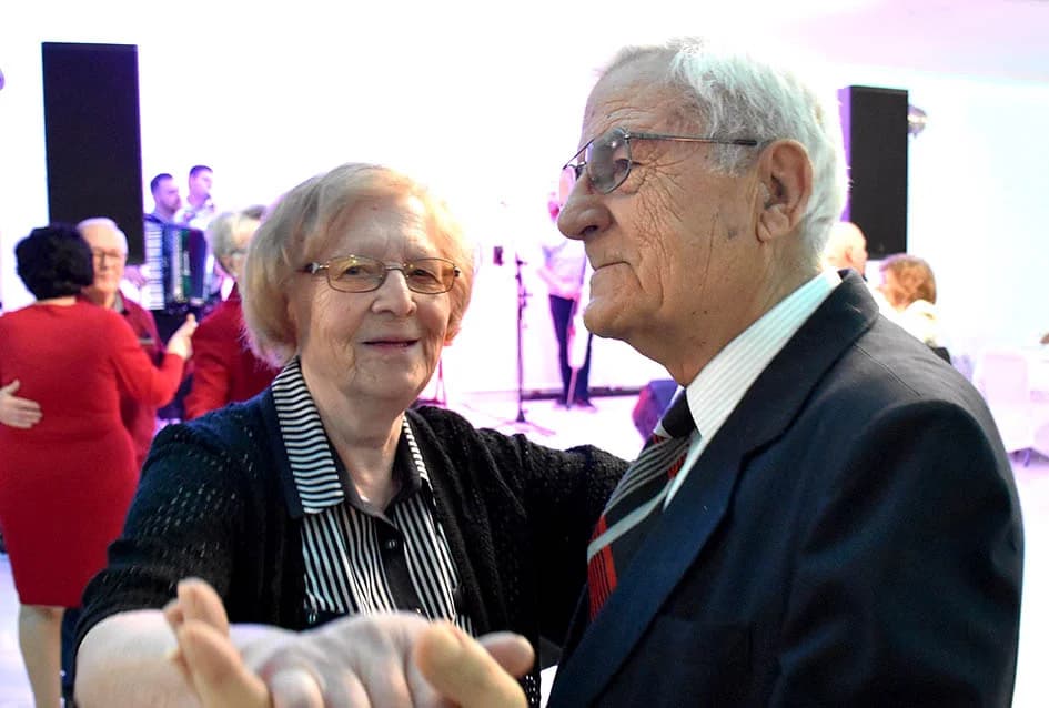 Starije generacije sa 50 i više godina zajedničkog bračnog života proslavile Valentinovo u organizaciji Grada Požege