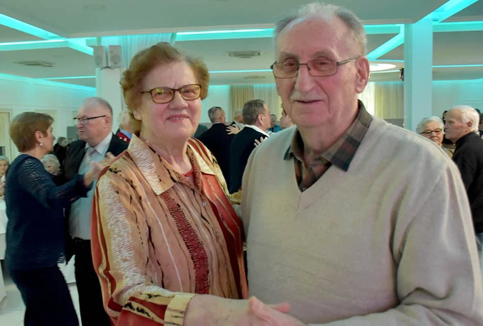 Starije generacije sa 50 i više godina zajedničkog bračnog života proslavile Valentinovo u organizaciji Grada Požege
