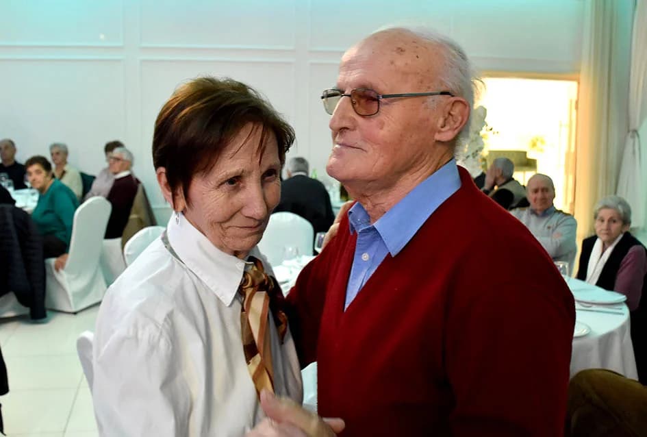 Starije generacije sa 50 i više godina zajedničkog bračnog života proslavile Valentinovo u organizaciji Grada Požege