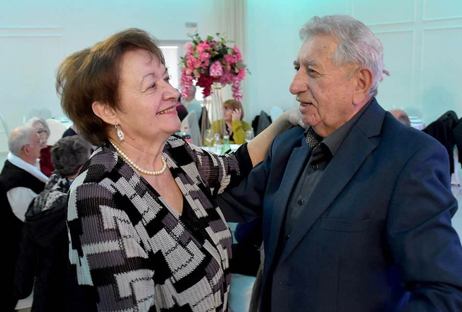 Starije generacije sa 50 i više godina zajedničkog bračnog života proslavile Valentinovo u organizaciji Grada Požege