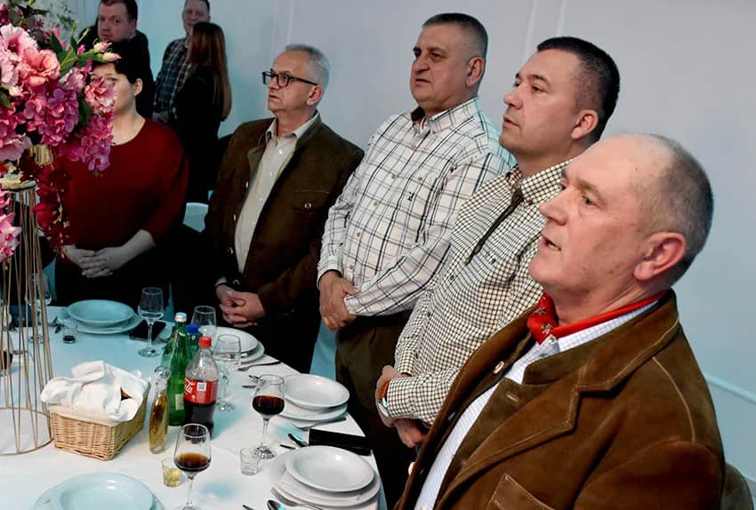 Lovci izveli supruge na valentinovsku zabavu