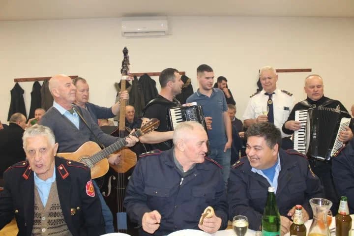 /FOTOZABILJEŠKA/ U Buku od 2009. godine djeluje vatrogasni Tamburaški sastav „Prvi mlaz“