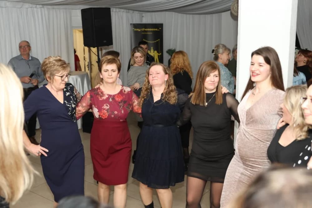 Zaljubljeni i oni koji su sinoć postali proslavili Valentinovo u Schön Blicku