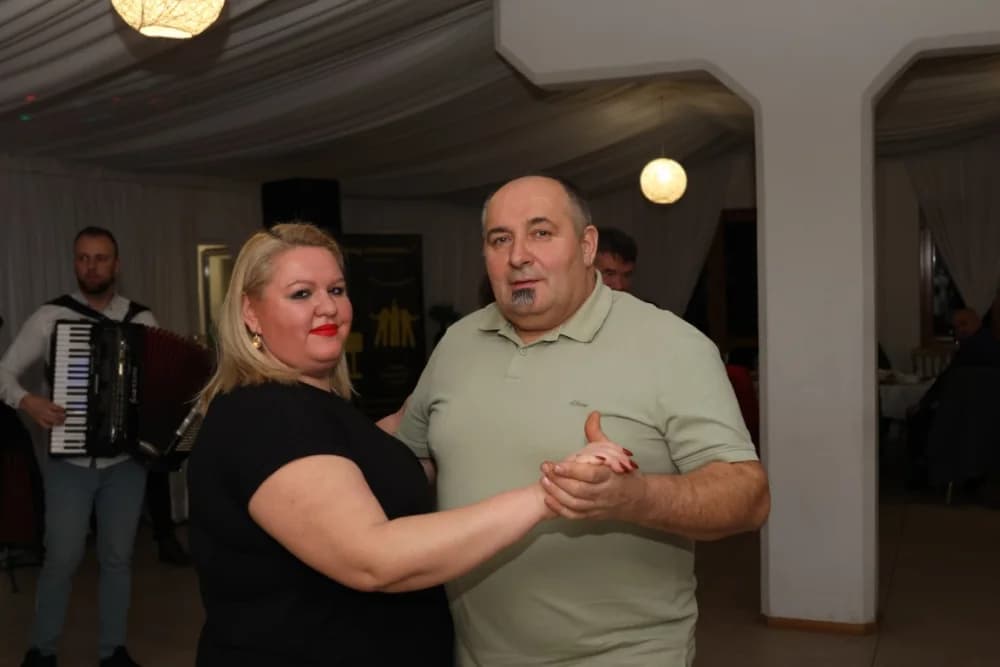 Zaljubljeni i oni koji su sinoć postali proslavili Valentinovo u Schön Blicku