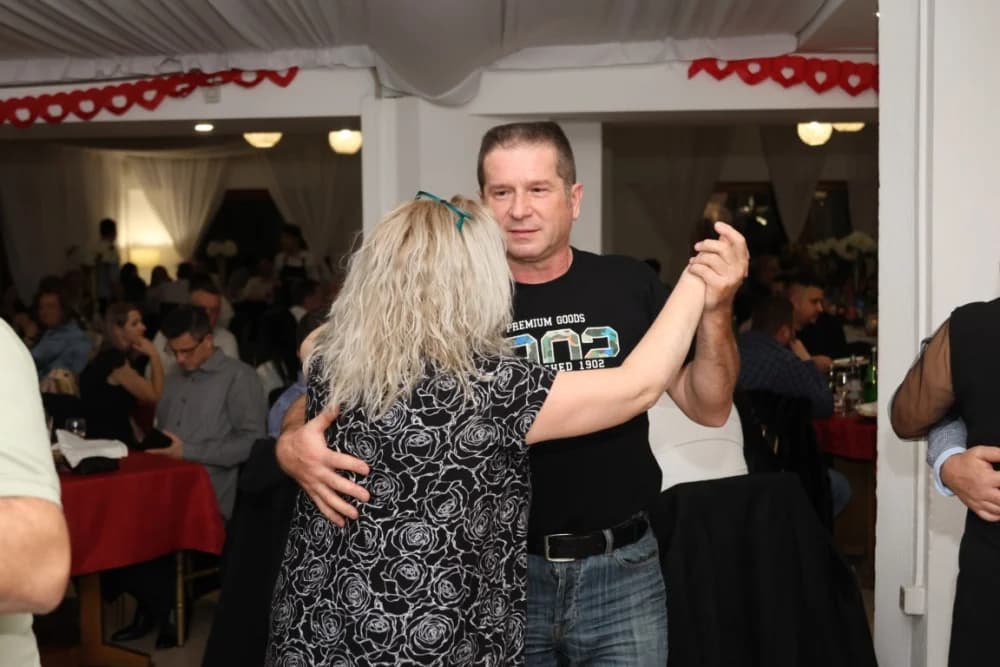 Zaljubljeni i oni koji su sinoć postali proslavili Valentinovo u Schön Blicku