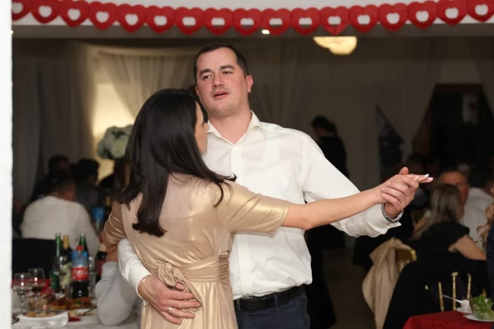 Zaljubljeni i oni koji su sinoć postali proslavili Valentinovo u Schön Blicku