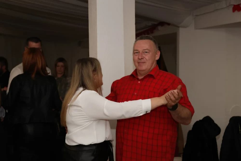 Zaljubljeni i oni koji su sinoć postali proslavili Valentinovo u Schön Blicku