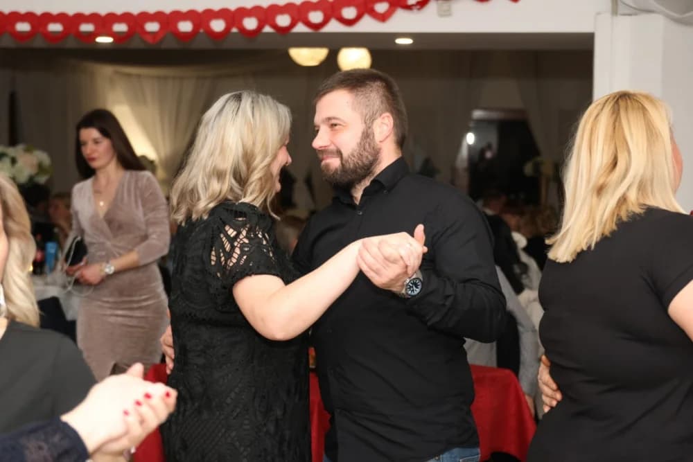 Zaljubljeni i oni koji su sinoć postali proslavili Valentinovo u Schön Blicku
