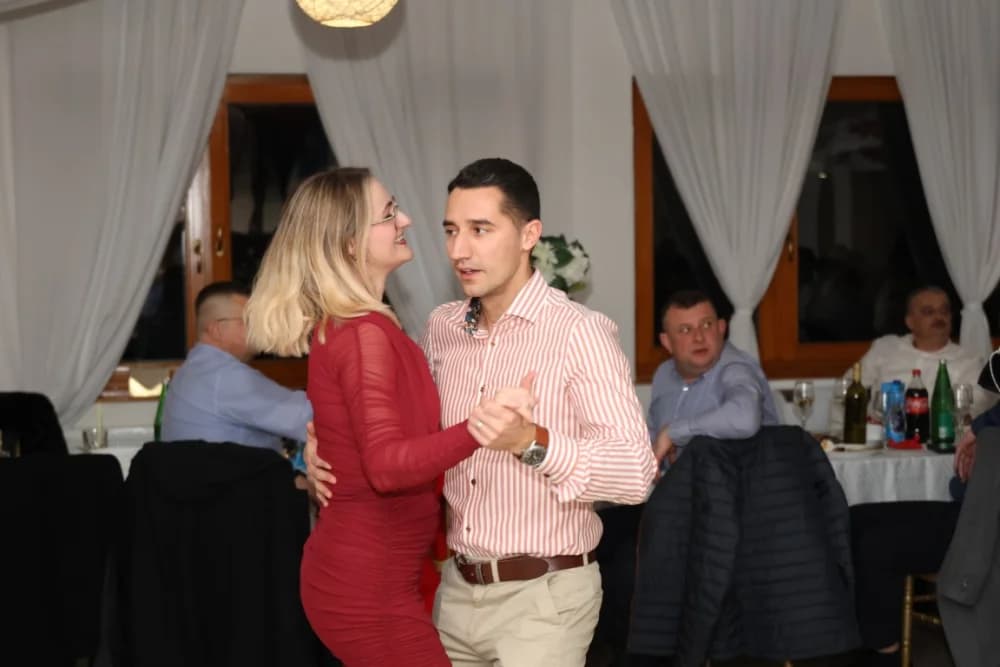 Zaljubljeni i oni koji su sinoć postali proslavili Valentinovo u Schön Blicku