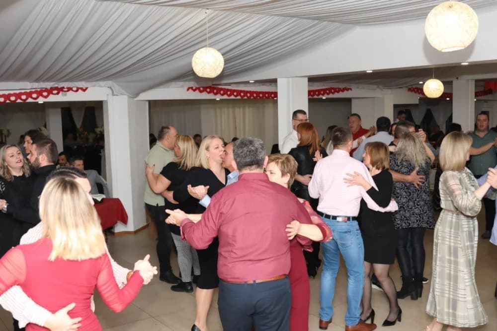 Zaljubljeni i oni koji su sinoć postali proslavili Valentinovo u Schön Blicku