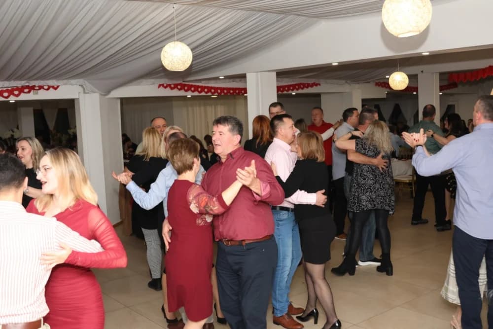 Zaljubljeni i oni koji su sinoć postali proslavili Valentinovo u Schön Blicku