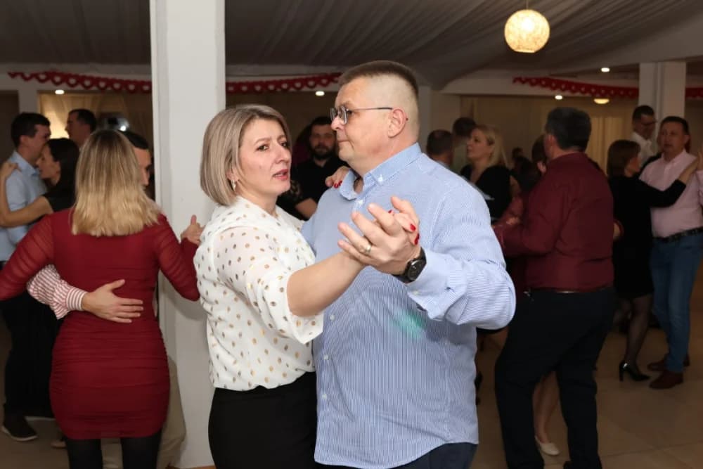 Zaljubljeni i oni koji su sinoć postali proslavili Valentinovo u Schön Blicku