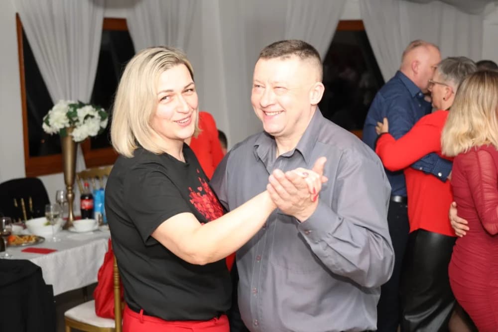 Zaljubljeni i oni koji su sinoć postali proslavili Valentinovo u Schön Blicku
