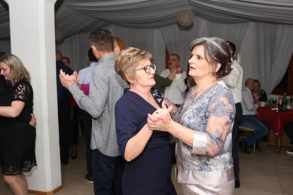 Zaljubljeni i oni koji su sinoć postali proslavili Valentinovo u Schön Blicku