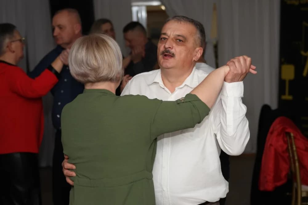 Zaljubljeni i oni koji su sinoć postali proslavili Valentinovo u Schön Blicku
