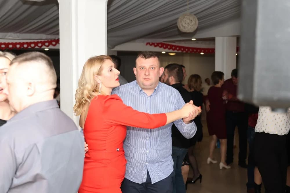 Zaljubljeni i oni koji su sinoć postali proslavili Valentinovo u Schön Blicku