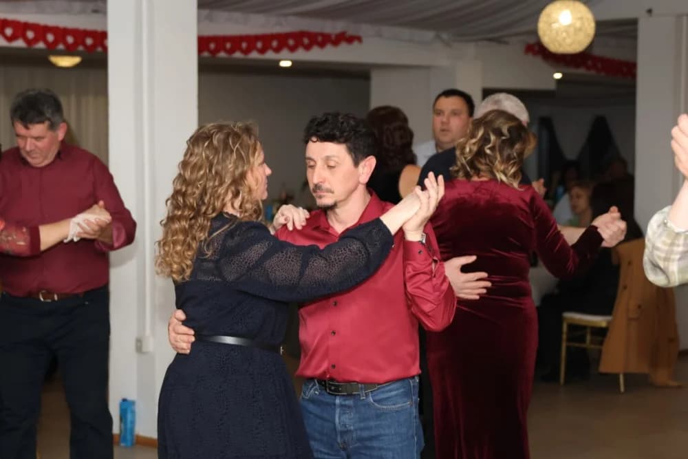 Zaljubljeni i oni koji su sinoć postali proslavili Valentinovo u Schön Blicku