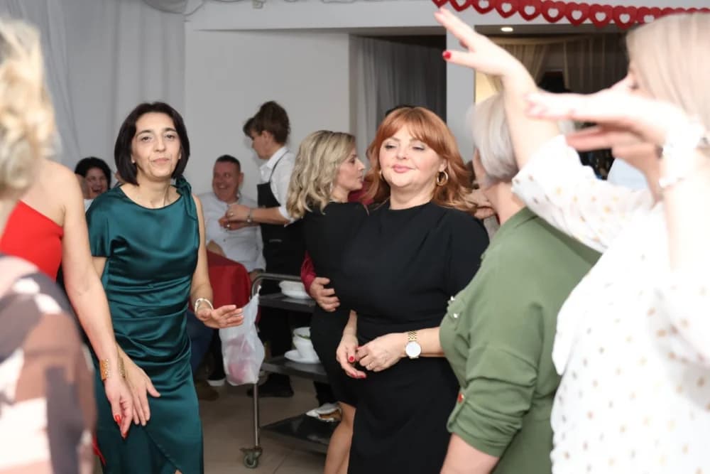 Zaljubljeni i oni koji su sinoć postali proslavili Valentinovo u Schön Blicku